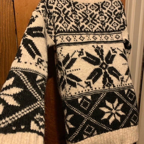 American Eagle Snowflake Sweater - Picture 6 of 13